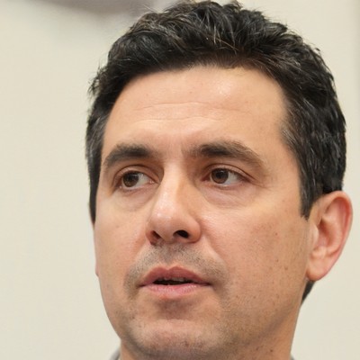 Mauricio R.